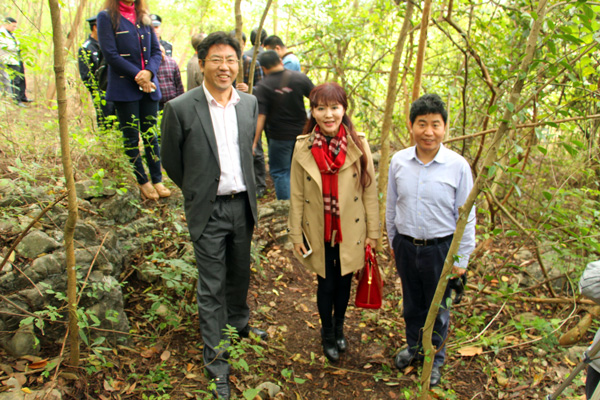 右一：周金星教授，中：張衛董事長